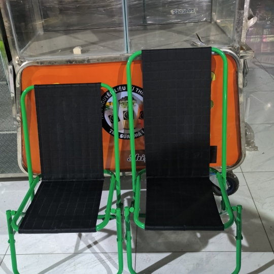 4 GHẾ SẮT THẤP + BÀN LÁ VUÔNG