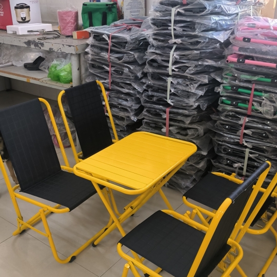 4 GHẾ SẮT THẤP + BÀN LÁ VUÔNG