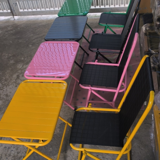 4 GHẾ SẮTCAO + BÀN LÁ VUÔNG 