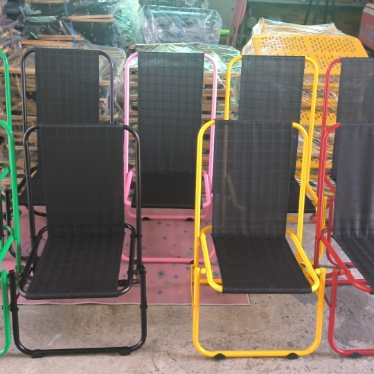 4 GHẾ SẮTCAO + BÀN LÁ VUÔNG 