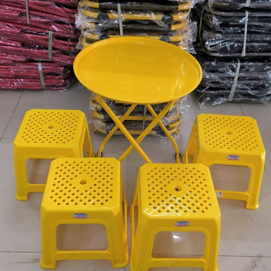 4 GHẾ NHỰA DT + BÀN TRÒN XẾP