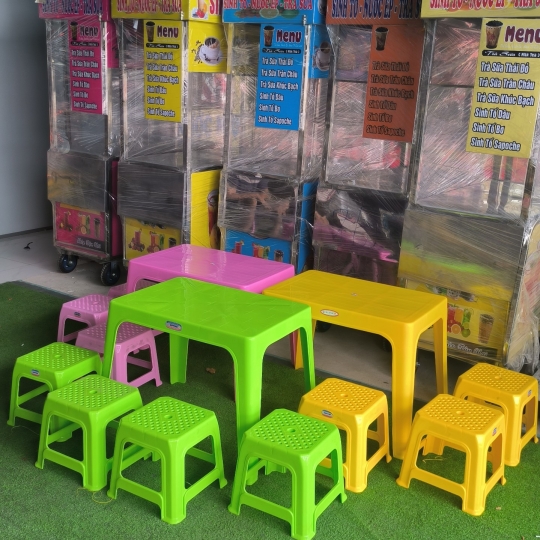BÀN NHỰA+4 GHẾ NHỰA DT (1)