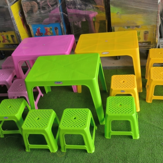 BÀN NHỰA+4 GHẾ NHỰA DT (1)