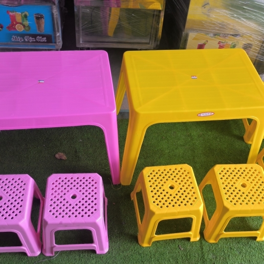 BÀN NHỰA+4 GHẾ NHỰA DT (1)