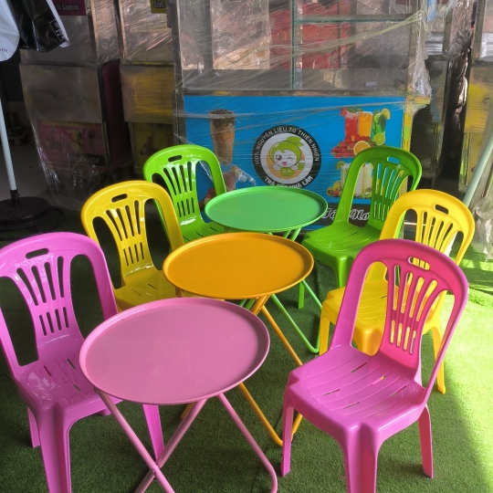 BÀN TRÒN+4 GHẾ NHỰA DỰA