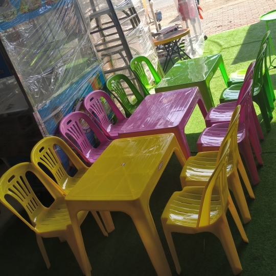 4 GHẾ NHỰA DỰA +BÀN NHỰA