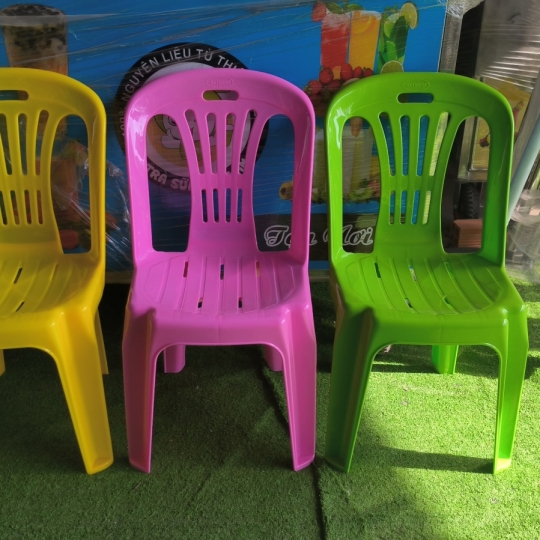 4 GHẾ NHỰA DỰA +BÀN NHỰA